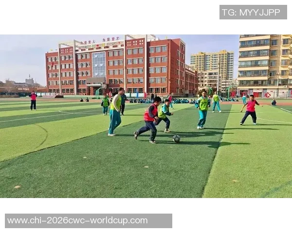 校园足球热潮涌动青春梦想在绿茵场上绽放光彩